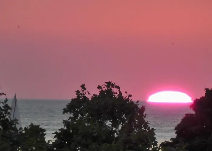 Sunset Delight In Old Town Apartman